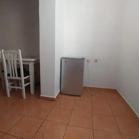 Rruga E Kavajes Τίρανα